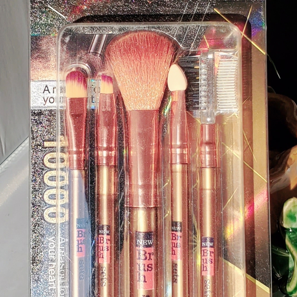 Makeup Brush - Picture 3 of 3